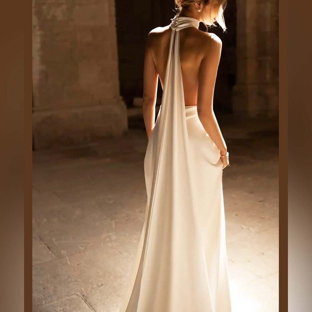 Elegant Wedding Dress - Picture 2 of 5